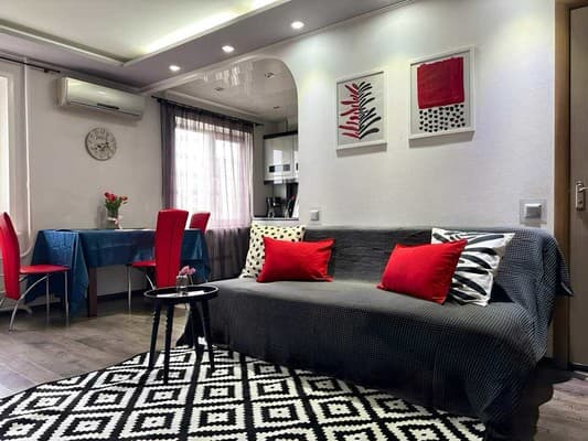 Квартира 2-ком. на ул.Святого Николая 67 (рядом с Университетской площадью)