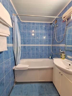 4 кровати с кондиционером и балконом. Alex Apartments. 9