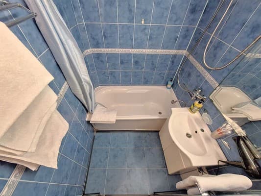 4 кровати с кондиционером и балконом. Alex Apartments. 13