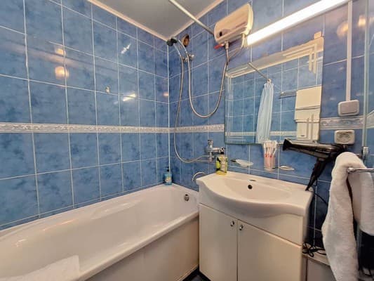4 кровати с кондиционером и балконом. Alex Apartments. 23