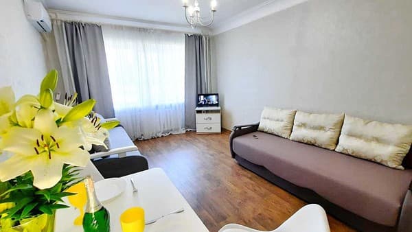 Alex Apartments. White rotunda. 3