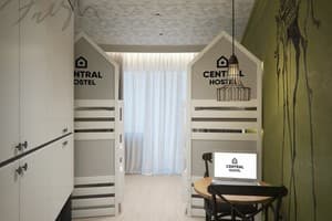 Хостел Central Hostel. Место в общем 4-местном номере Green 1