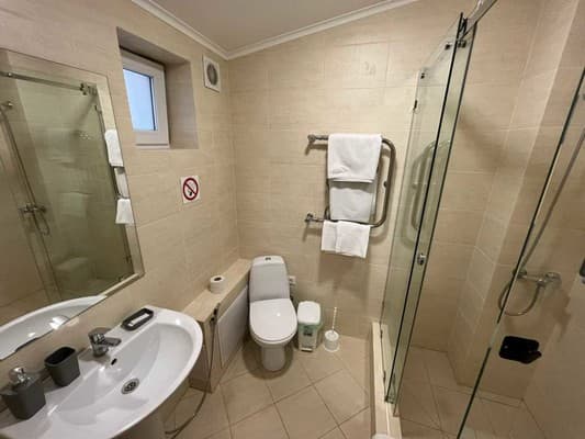 FOX Rooms 90 9