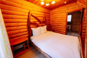 Отель Гостевия. Коттедж 4-местный (сруб с сауной) 2