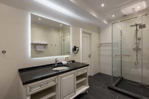 Отель Grand Royal. Люкс трехместный  8