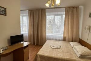 Отель Киев. Полулюкс двухместный с двуспальной кроватью 1