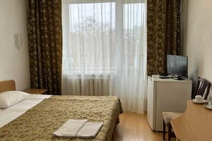 Отель Киев. Стандарт двухместный с двуспальной кроватью 1