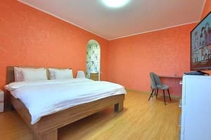 Квартира Красное и белое,Alex Apartments (бесконтактное заселение 24/7). Апартаменты 4-местный Красное и белое. Alex Apartments 1