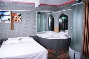 Мини-отель Mamba Hotel. №4 Романтический номер с джакузи – в укрытии 2