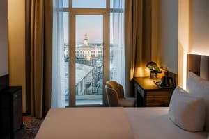 Отель Nadiya Palace. Люкс двухместный (Джуниор) с видом на Ратушу 2