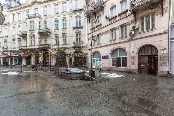 Oberig возле отеля Жорж в центре, ул. Руданского 3 20