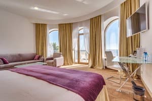Готель Panorama De Luxe. Люкс двомісний з преміум балконом та видом на море 2