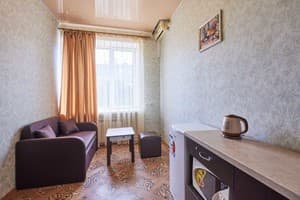 Хостел Perron. Люкс трехместный улучшенный, семейный, двухкомнатный 4