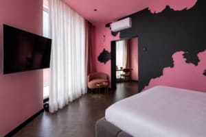 Готельно-ресторанний комплекс Spatium Medical & Wellness Hotel. Люкс 4-місний Penthouse Collection:«Pink Panther» 9