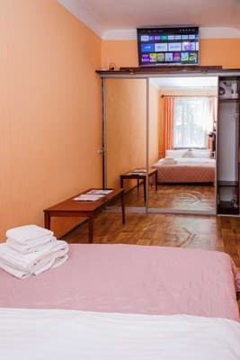 В центре возле Каштановой Аллеи ул. Соборности 46-А. Alex Apartments 2