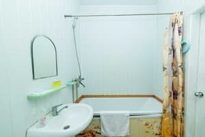 Яскраві квіти. Alex Apartments. Безконтактне заселення 24/7 21