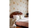 Яскраві квіти. Alex Apartments. Безконтактне заселення 24/7 6
