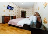 Яскраві квіти. Alex Apartments. Безконтактне заселення 24/7 7