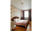 Яскраві квіти. Alex Apartments. Безконтактне заселення 24/7 8