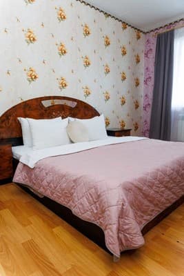 Яскраві квіти. Alex Apartments. Безконтактне заселення 24/7 12