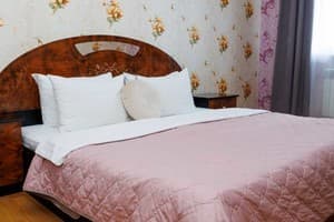 Яскраві квіти. Alex Apartments. Безконтактне заселення 24/7 12