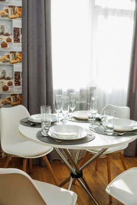 Яскраві квіти. Alex Apartments. Безконтактне заселення 24/7 13