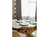 Яскраві квіти. Alex Apartments. Безконтактне заселення 24/7 13