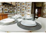 Яскраві квіти. Alex Apartments. Безконтактне заселення 24/7 15