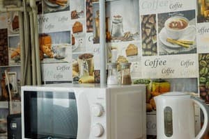 Яскраві квіти. Alex Apartments. Безконтактне заселення 24/7 18