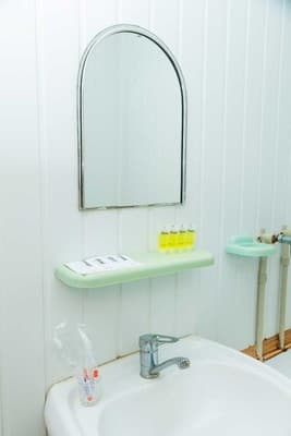 Яскраві квіти. Alex Apartments. Безконтактне заселення 24/7 22
