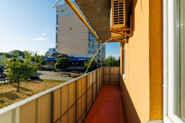 Яскраві квіти. Alex Apartments. Безконтактне заселення 24/7 25