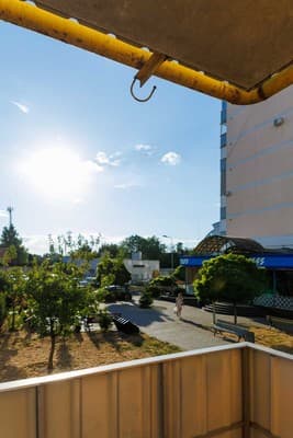 Яскраві квіти. Alex Apartments. Безконтактне заселення 24/7 26