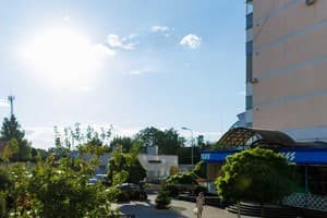 Яскраві квіти. Alex Apartments. Безконтактне заселення 24/7 26