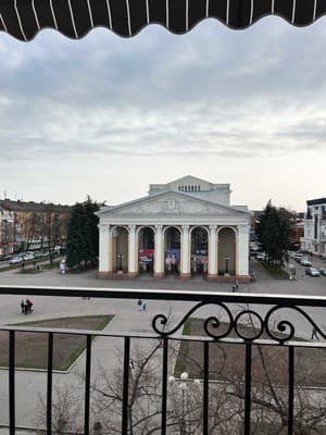 З видом на Театр Гоголя 35
