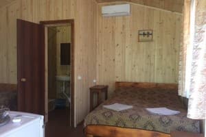 База отдыха Заграва. Коттедж трехместный  с душем 1