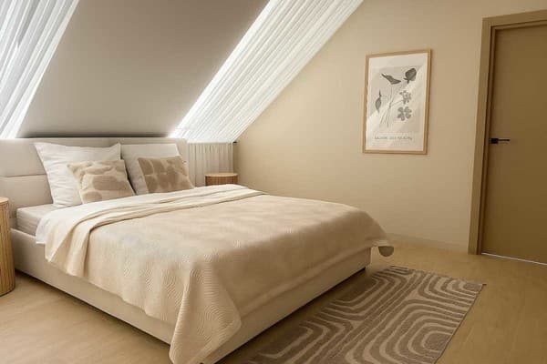 двухэтажная в отдельно стоящем доме, на ул. Первая Литейная 37 4