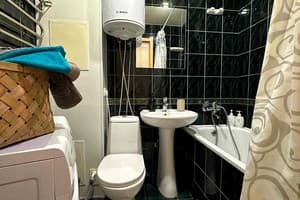 Квартира двухкомнатная на ул. Матросова 25а. Полулюкс 4-местный на ул. Матросова 25а рядом от остановки Гагарина по проспекту Соборному 13