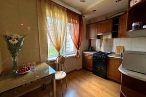 Квартира двухкомнатная на ул. Матросова 25а. Полулюкс 4-местный на ул. Матросова 25а рядом от остановки Гагарина по проспекту Соборному 9