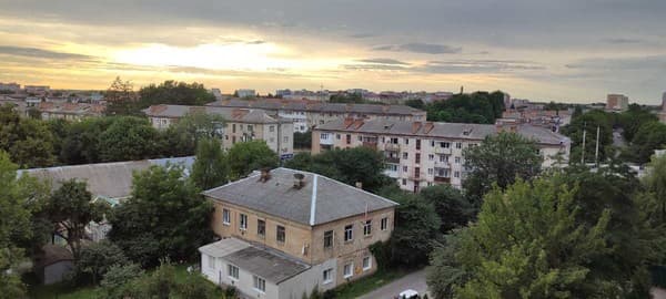 возле железнодорожного вокзала и областной больницы 12
